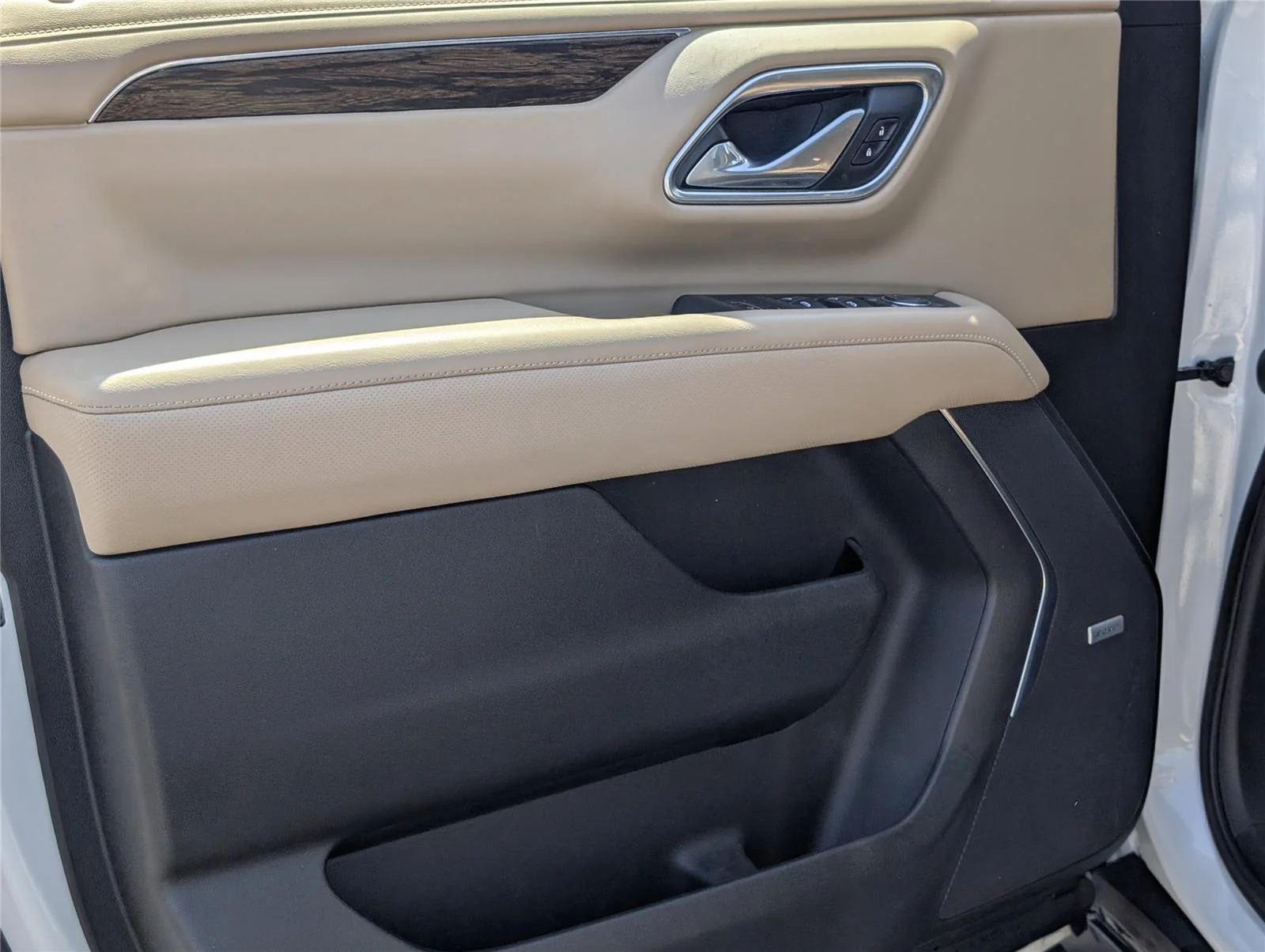 Used 2021 Iridescent Pearl Tricoat Chevrolet Premier image 14