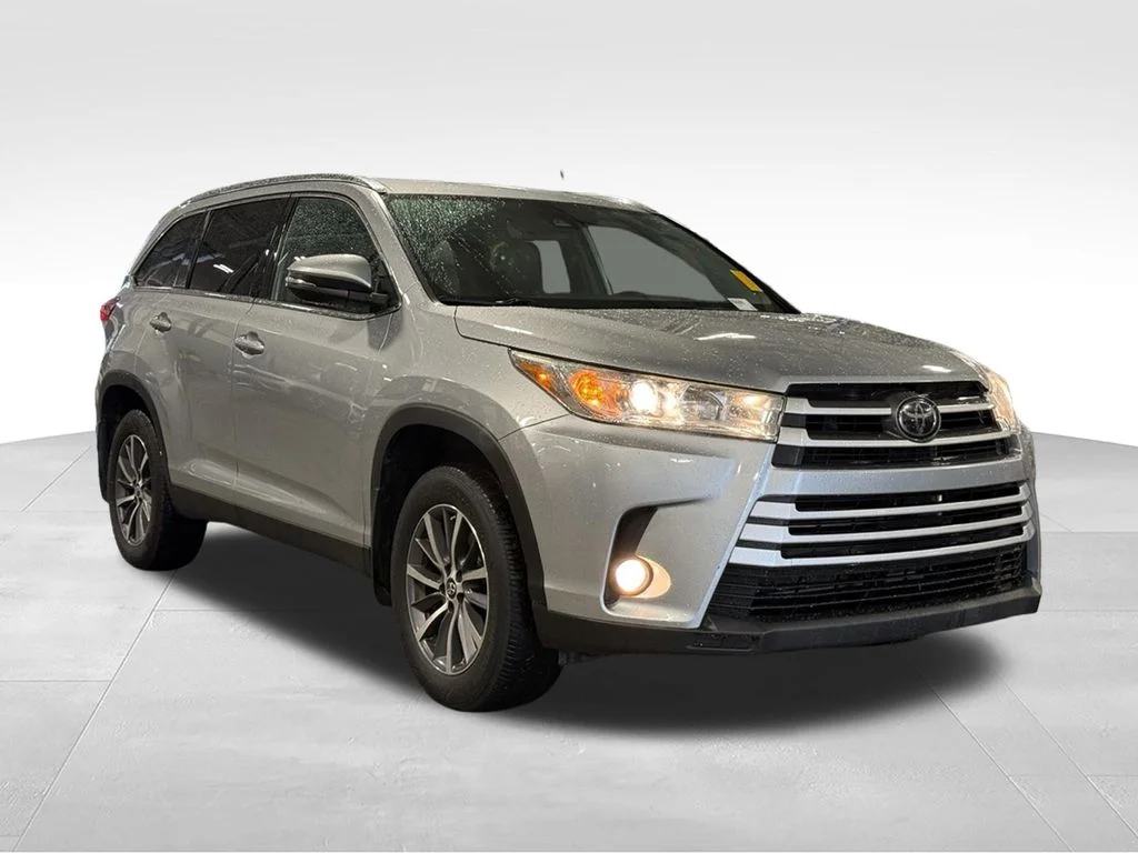 Used 2019 Silver Toyota XLE image 29