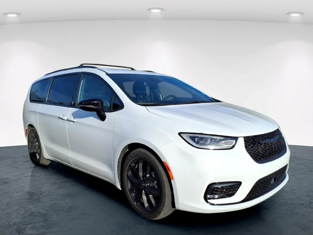 Used 2025 White Chrysler Limited image 13