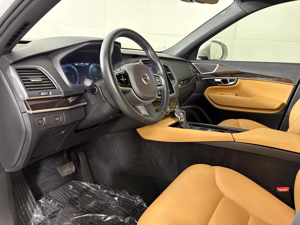 Used 2019 White Volvo T6 Momentum image 23