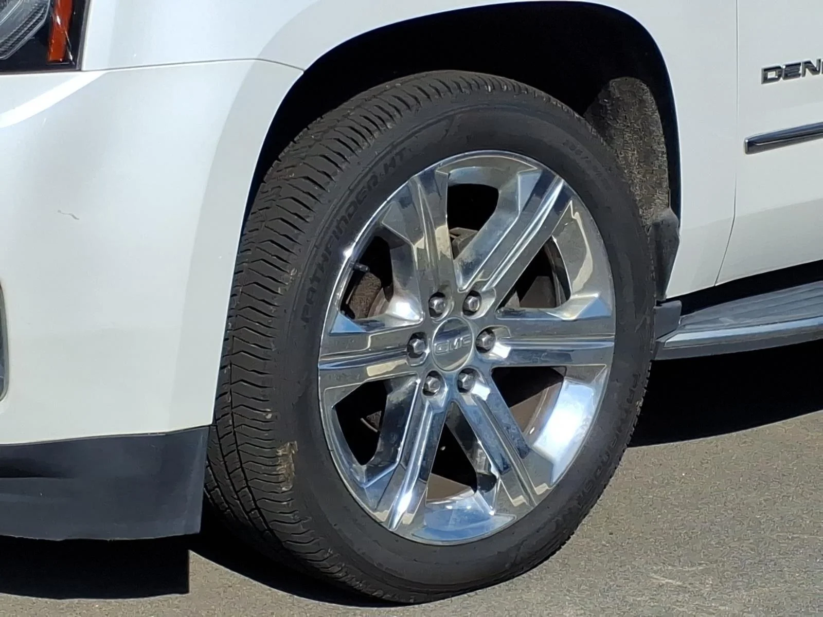Used 2018 White Frost Tricoat GMC Denali image 3