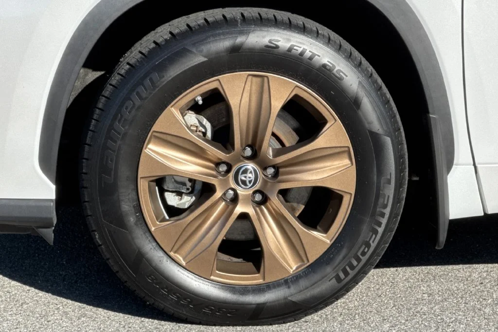 Used 2023 Wind Chill Pearl Toyota Bronze Edition image 33