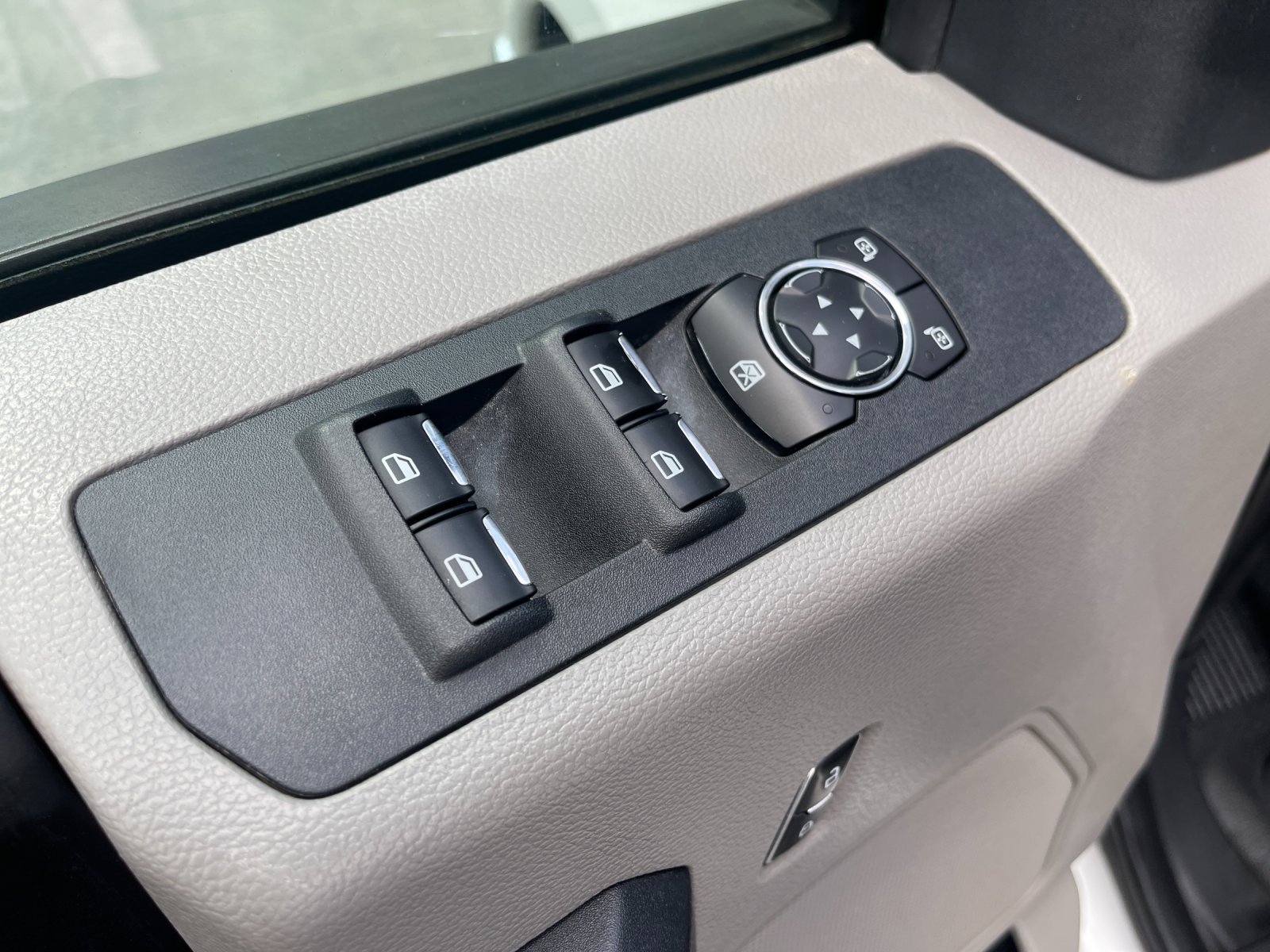 Used 2019 White Ford XL image 13