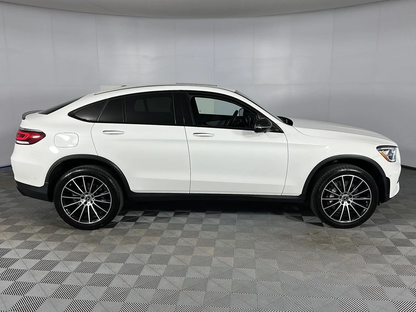 Used 2023 Polar White Mercedes-Benz GLC 300 image 4