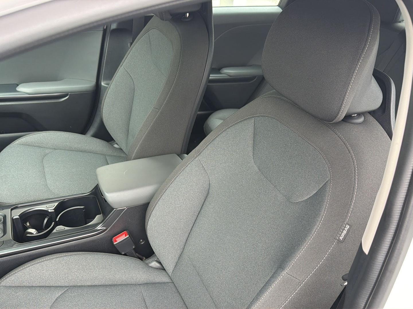 Used 2025 Snow White Pearl Kia LXS image 27