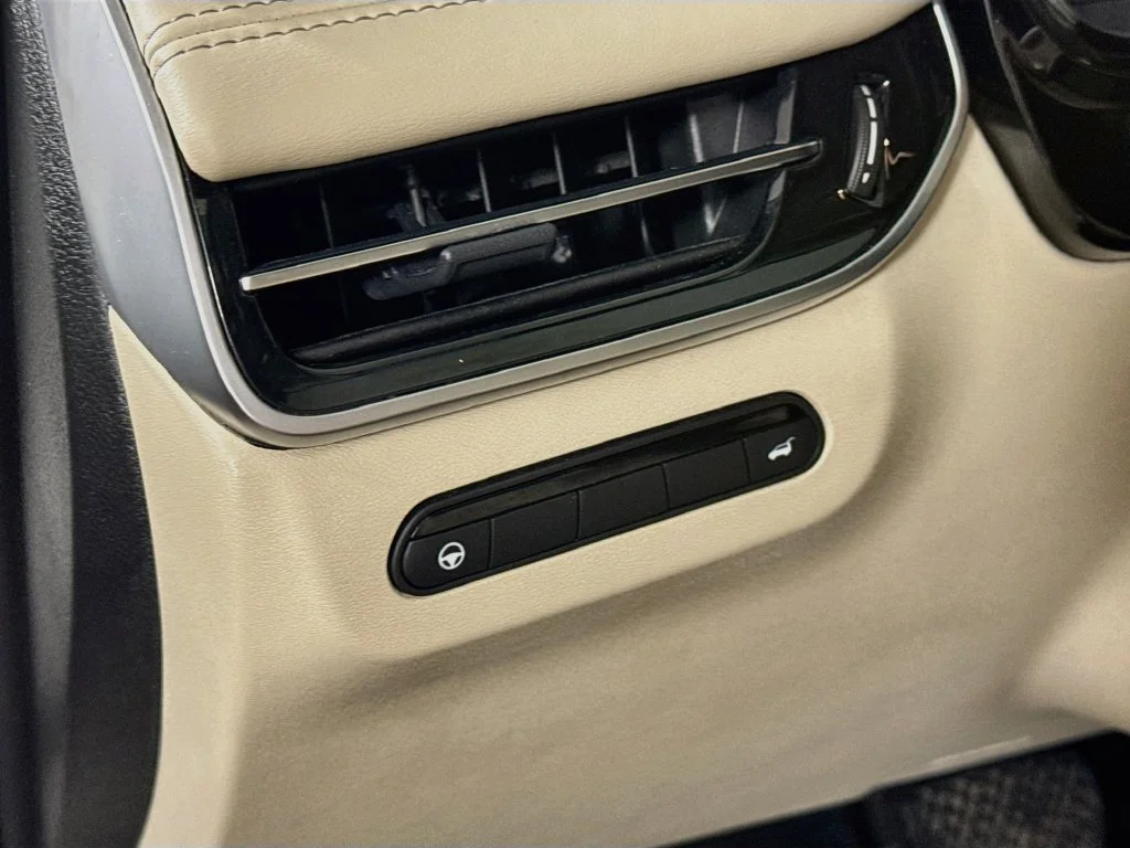 Certified Used 2024 White INFINITI LUXE image 13
