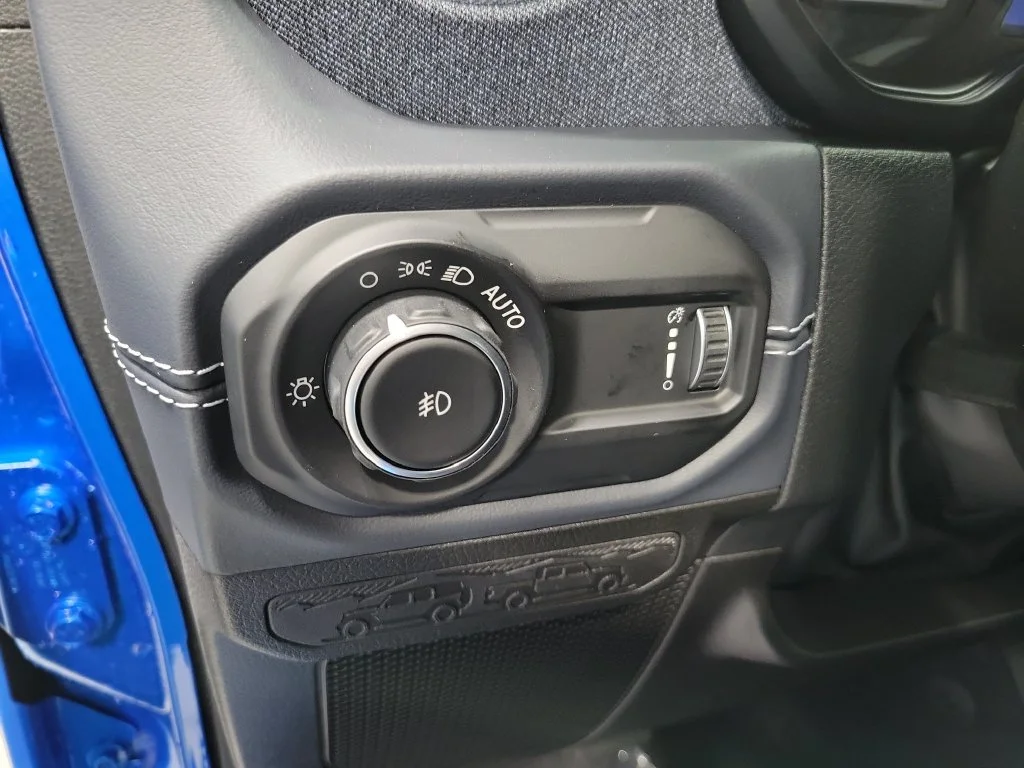 New 2026 Hydro Blue Pearl-Coat Exterior Paint Jeep Sahara image 23