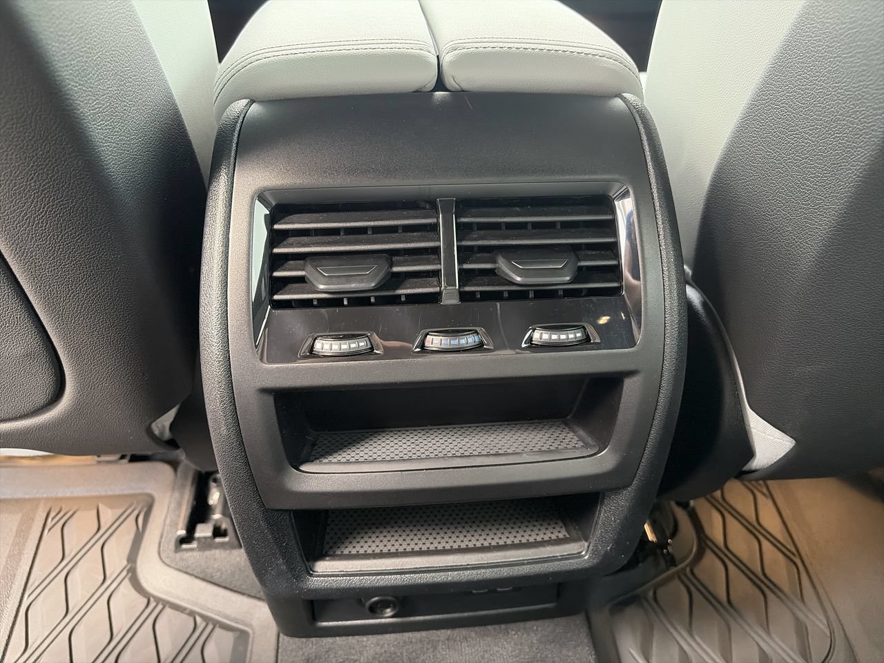 Used 2024 Black Sapphire Metallic BMW xDrive40i image 31