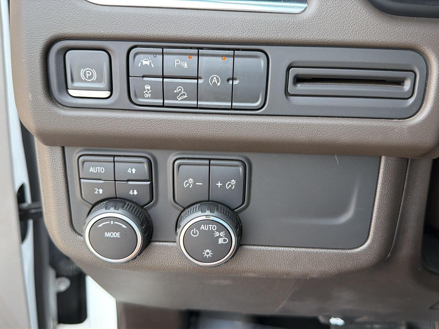 Used 2023 Summit White Chevrolet Z71 image 20