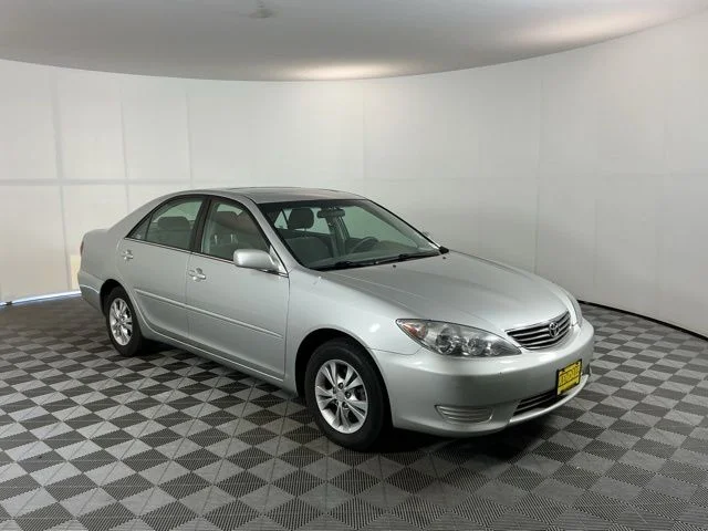 Used 2005 Silver Toyota LE image 3