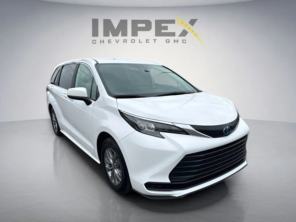 Used 2025 Ice Cap Toyota LE image 7