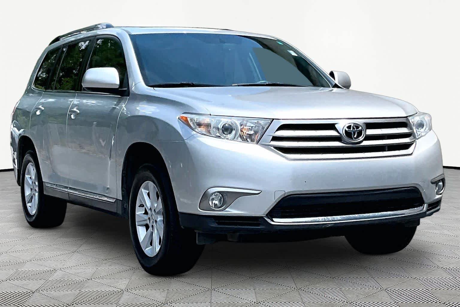 Used 2013 Classic Silver Metallic Toyota SE image 3