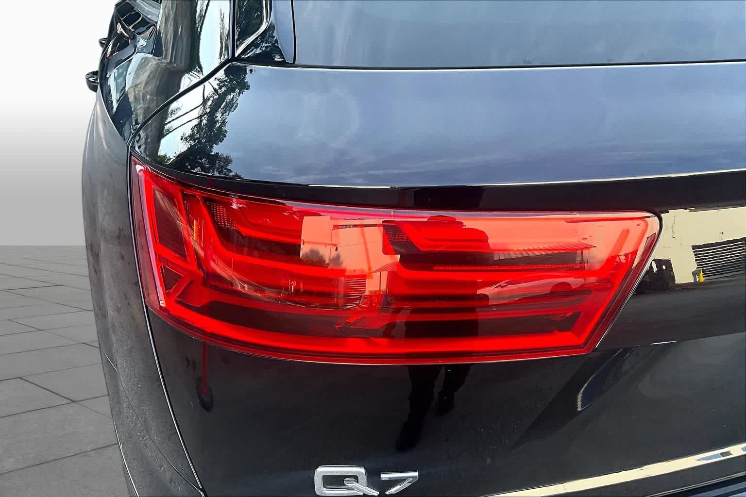 Used 2019 Orca Black Metallic Audi SE Premium Plus image 28