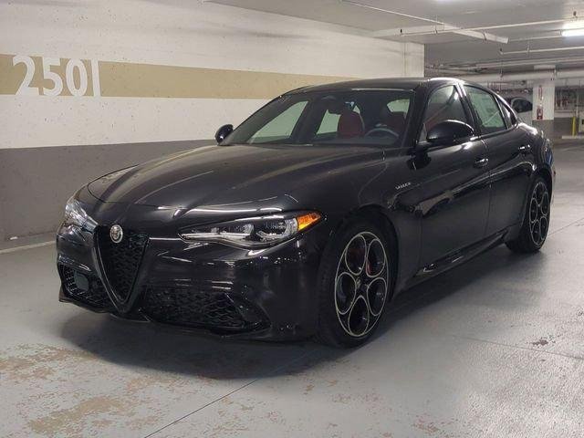 New 2025 Vulcano Black Metallic Exterior Paint Alfa Romeo  image 3