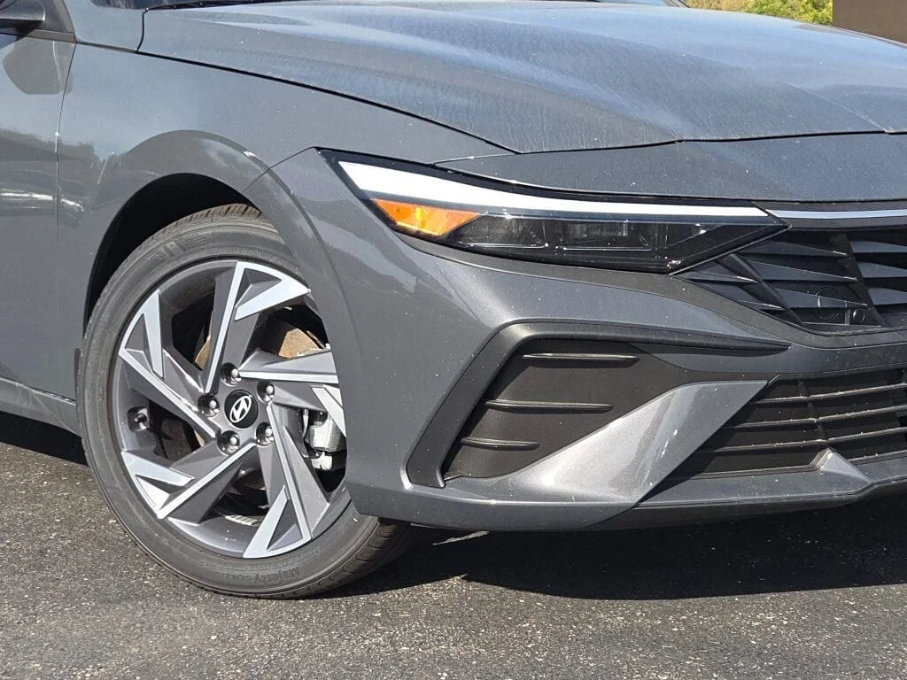 Used 2025 Gray Hyundai SEL Sport image 3