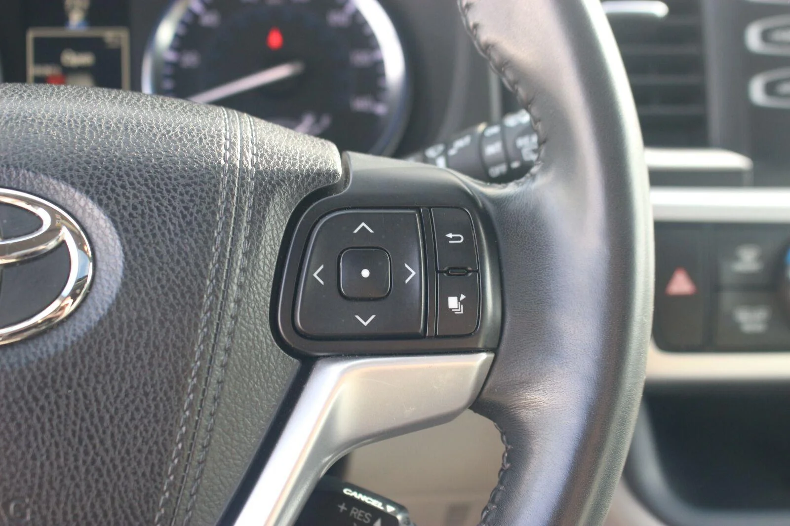 Used 2015  Toyota XLE image 18