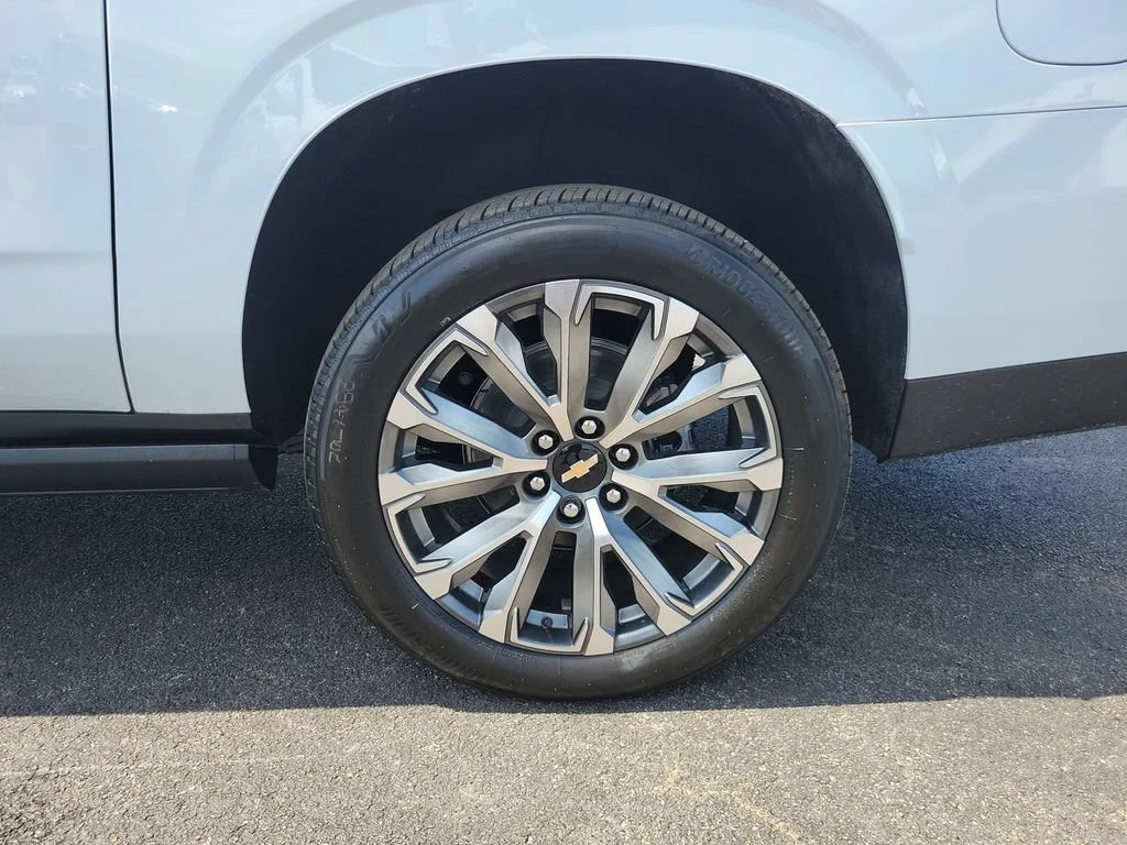 New 2026 Polar White Tricoat Chevrolet High Country image 34