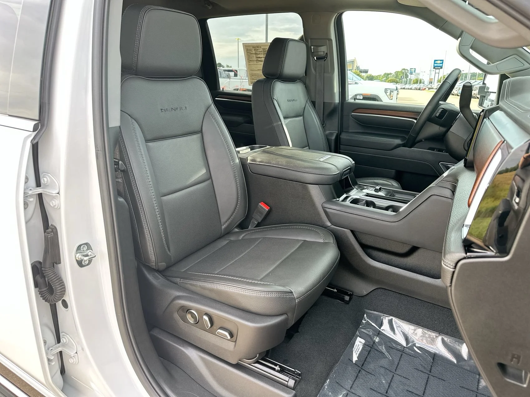 Used 2025 White GMC Denali image 26