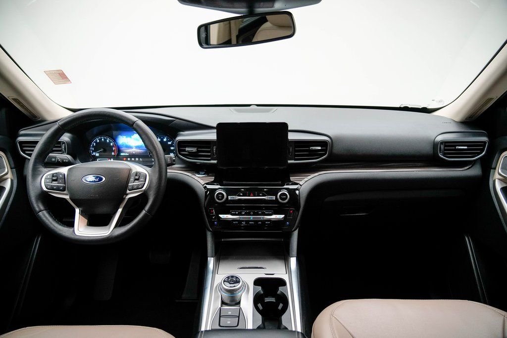 Used 2023 White Ford Limited image 27