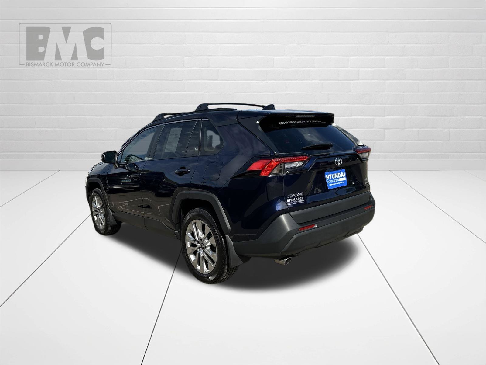 Used 2025 Blue Toyota XLE Premium image 4