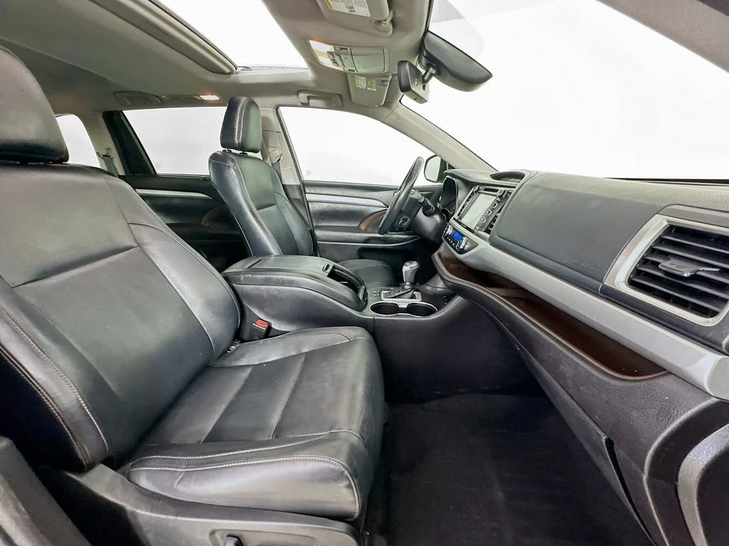 Used 2018 Gray Toyota XLE image 37