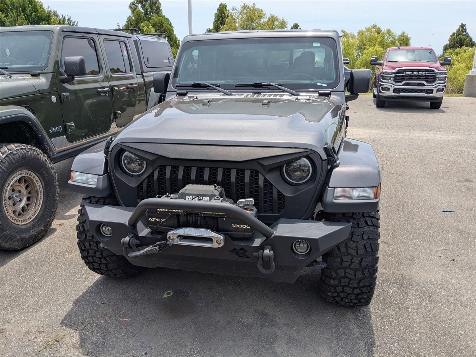 Used 2020 Granite Crystal Metallic Clearcoat Jeep Overland image 2