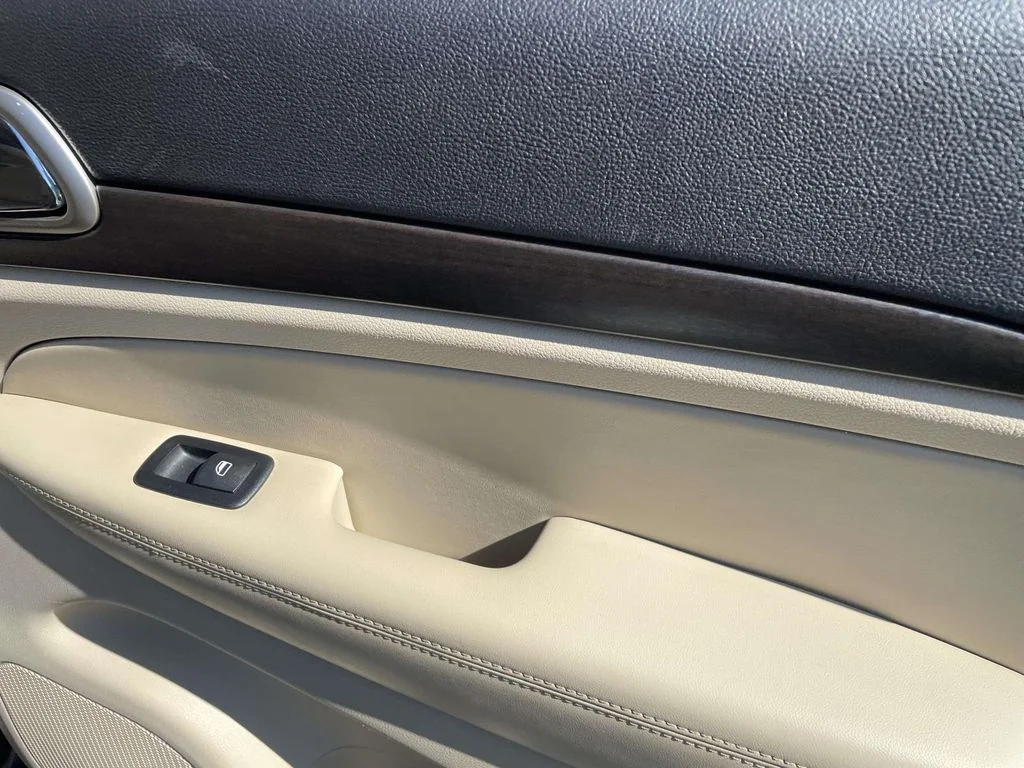 Used 2017 Diamond Black Crystal Pearlcoat Jeep Laredo image 9