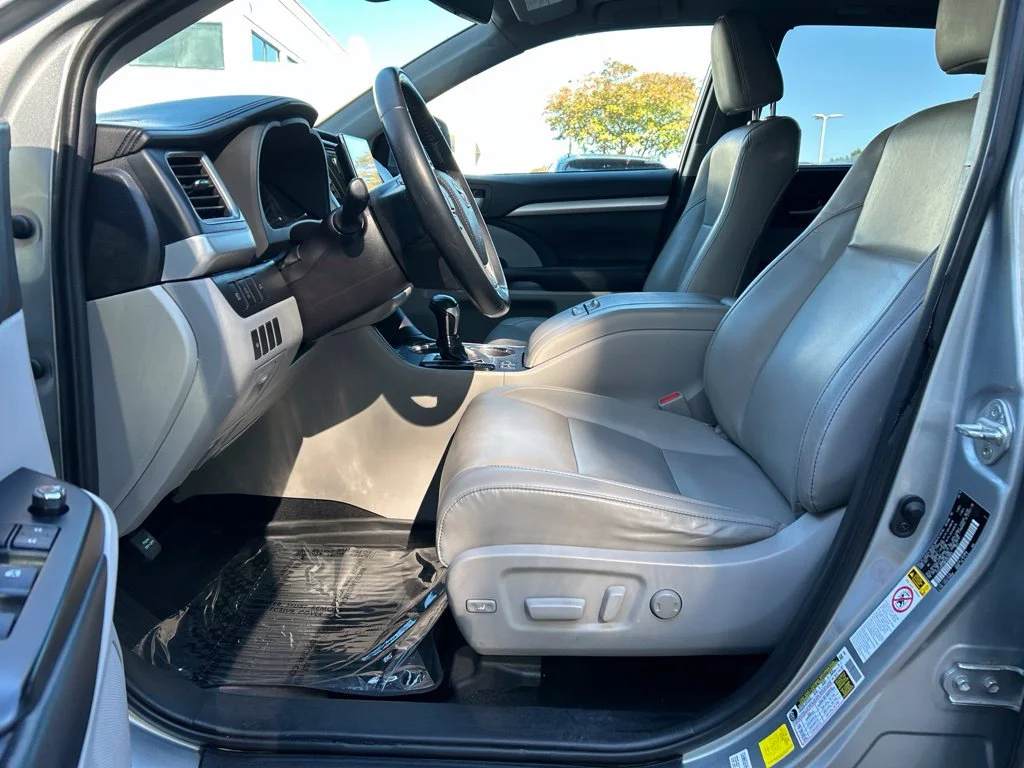 Used 2019 Silver Toyota XLE image 14