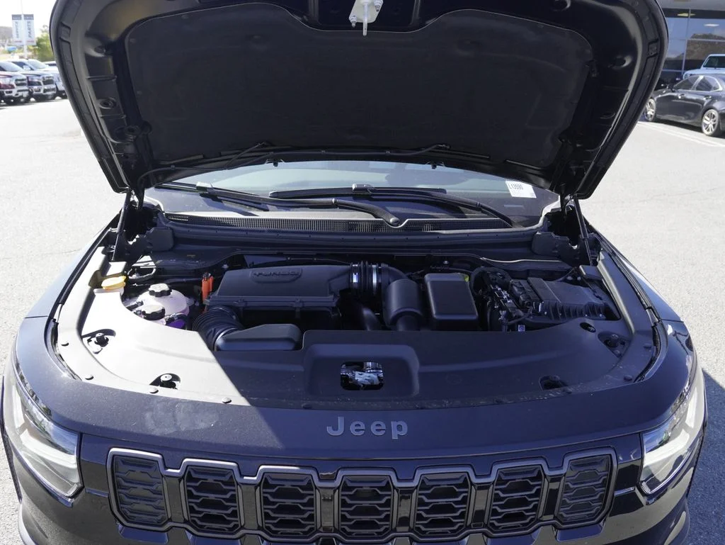 New 2026 Diamond Black Crystal Pearl-Coat Exterior Paint Jeep Limited image 34
