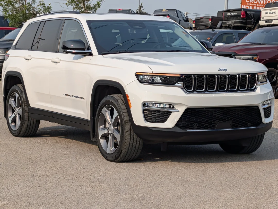 Certified Used 2023 White Jeep Limited - - 4x4 - Luxury Tech II - Command View Sunroof - Passenger Display & More! image 2