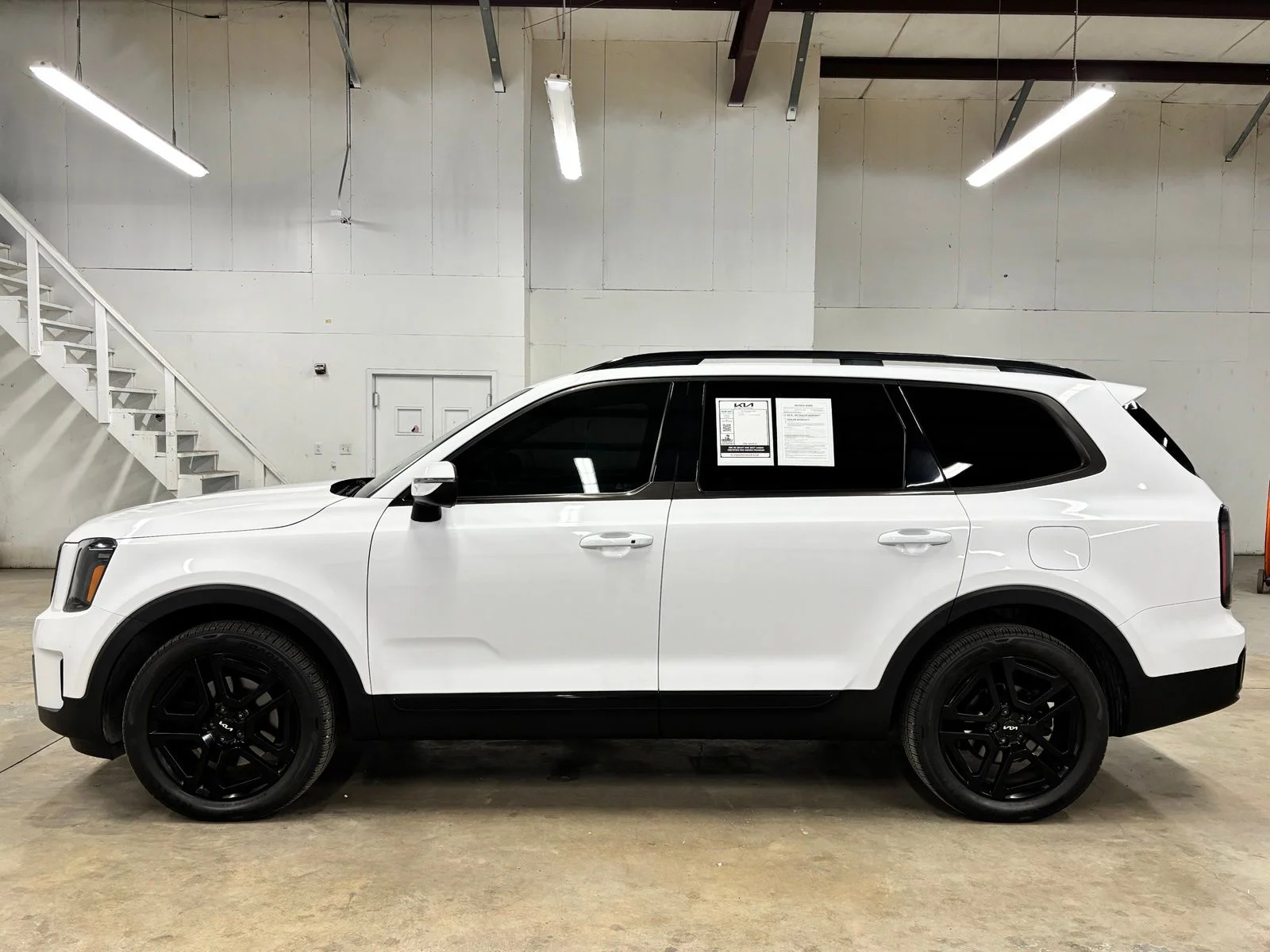 Used 2024 White Kia EX X-Line image 4