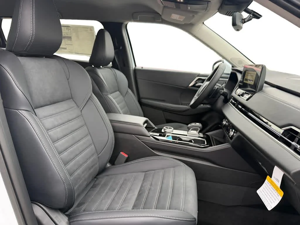 Used 2025 White Diamond Mitsubishi SE image 10