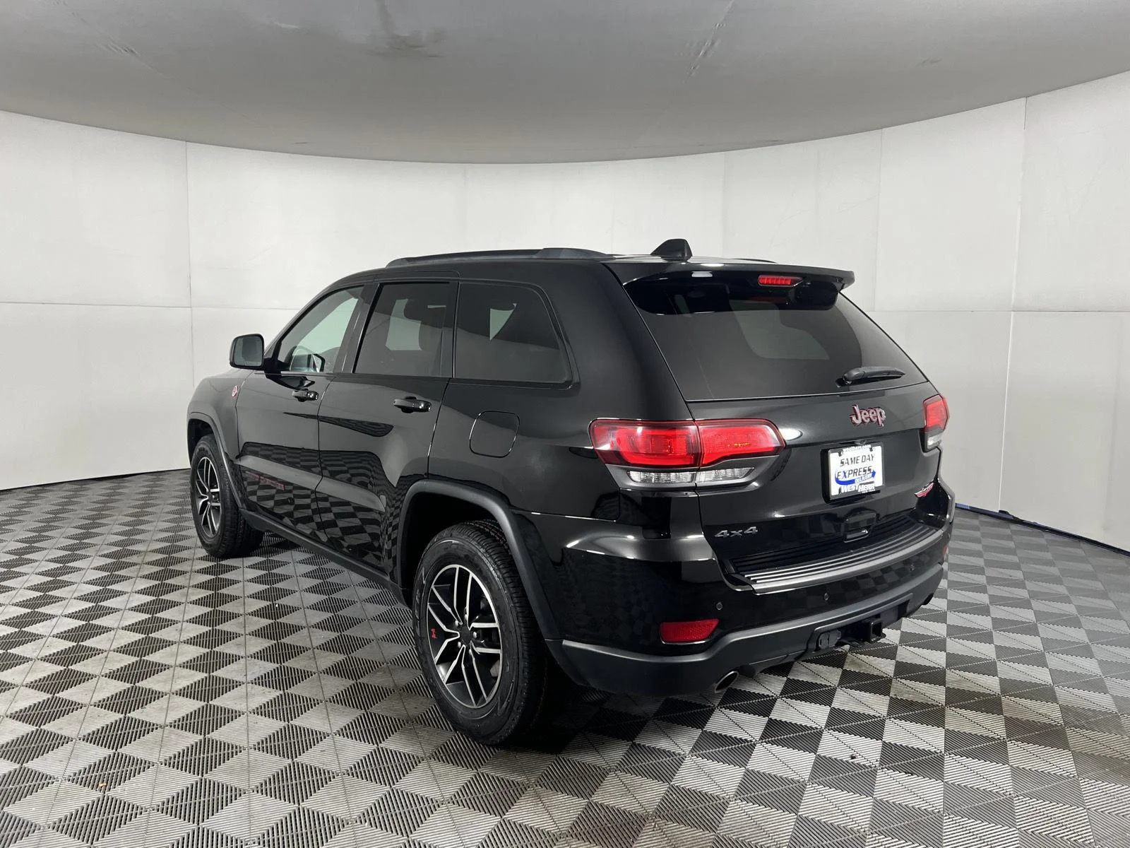 Used 2021 Diamond Black Crystal Pearlcoat Jeep Trailhawk image 7