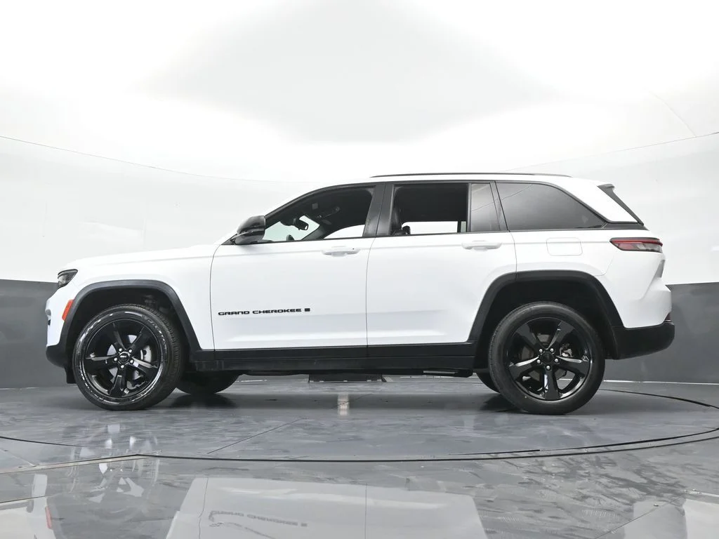 Used 2023 Bright White Clearcoat Jeep Altitude X image 56