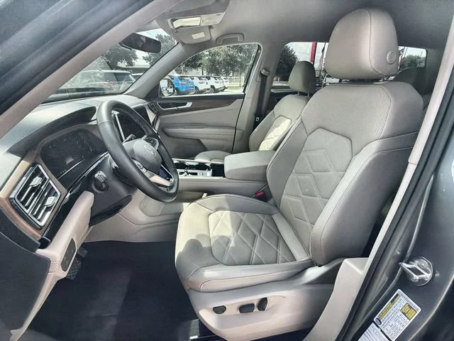 Used 2025 Black Volkswagen 2.0T SE w/Technology image 18