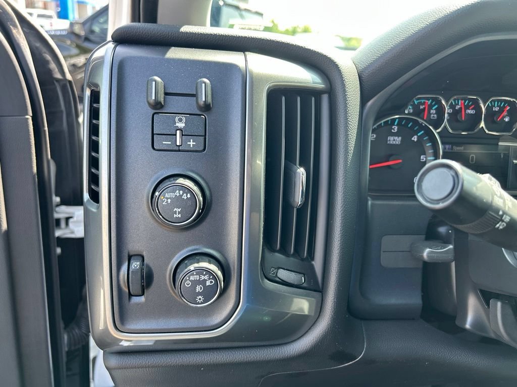 Used 2018 SUMMIT WHITE Chevrolet LT image 20