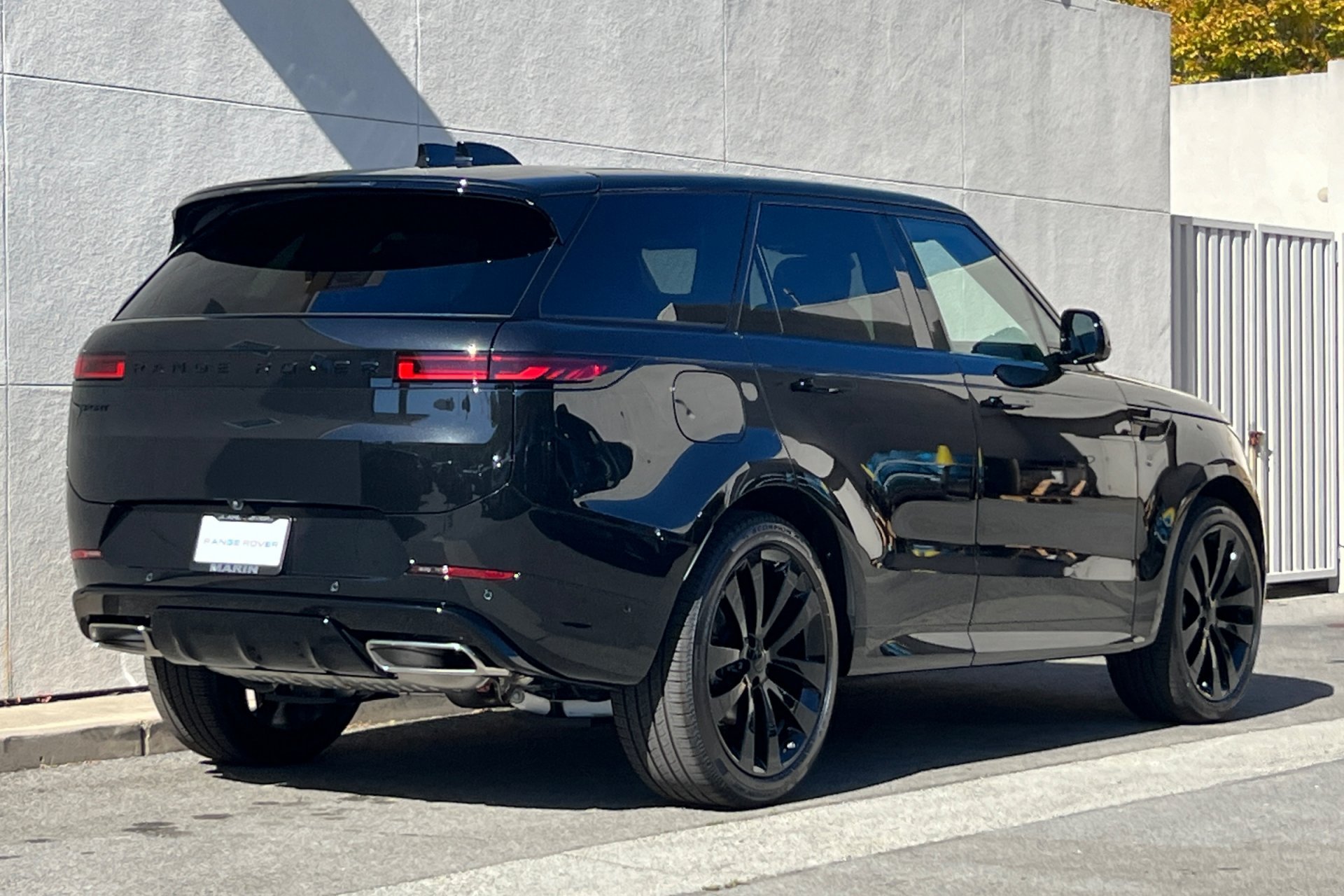 New 2026 Santorini Black Land Rover Dynamic SE image 2