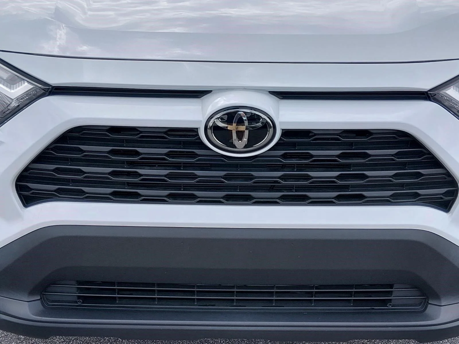Used 2025 Ice Cap Toyota LE image 9