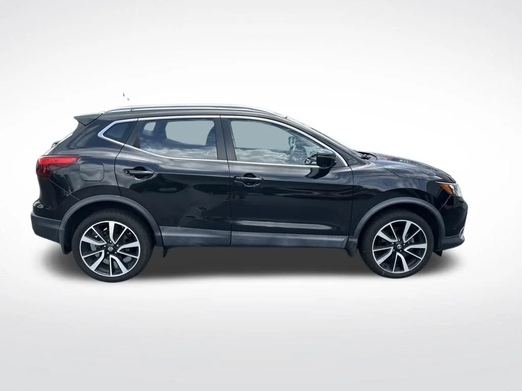 Used 2017 Magnetic Black Nissan SL image 7