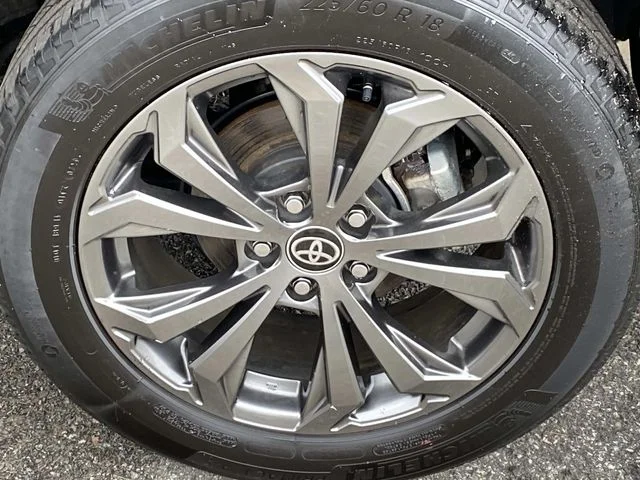 Used 2024  Toyota XLE Premium image 31