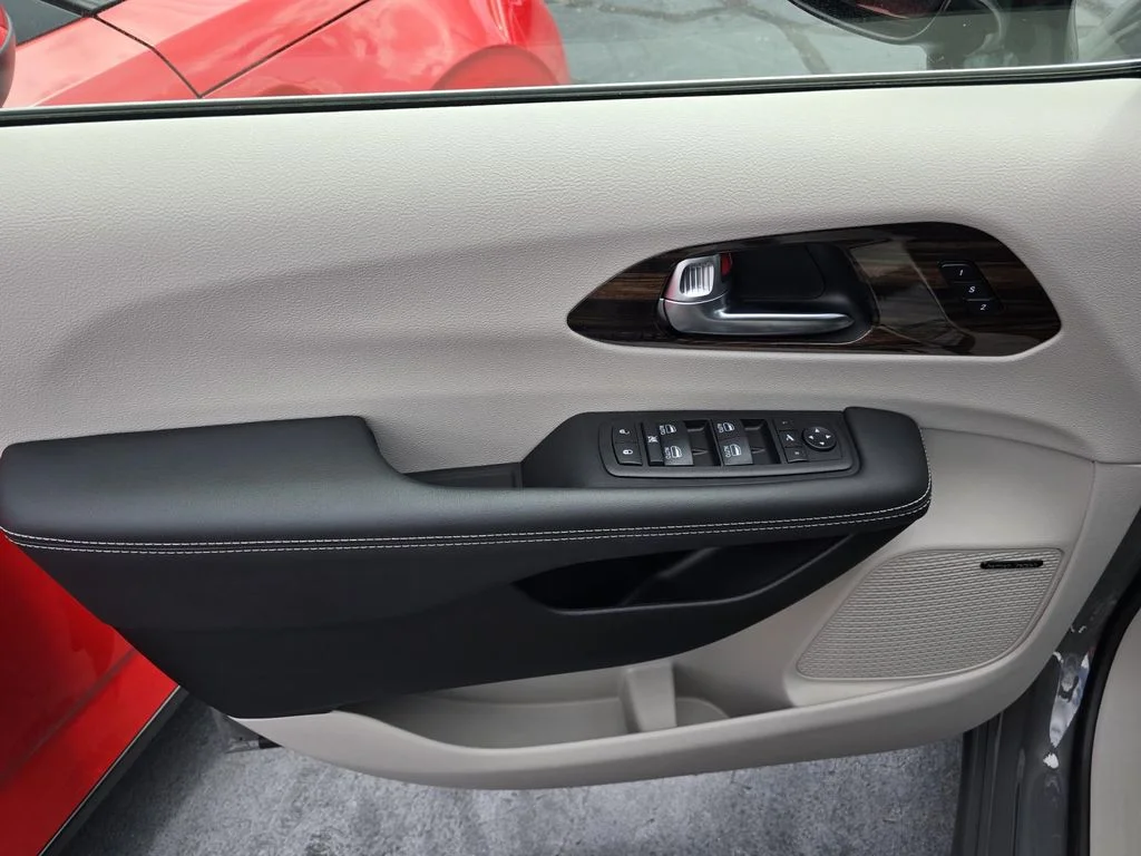 Used 2024 Ceramic Gray Clearcoat Chrysler Limited image 19