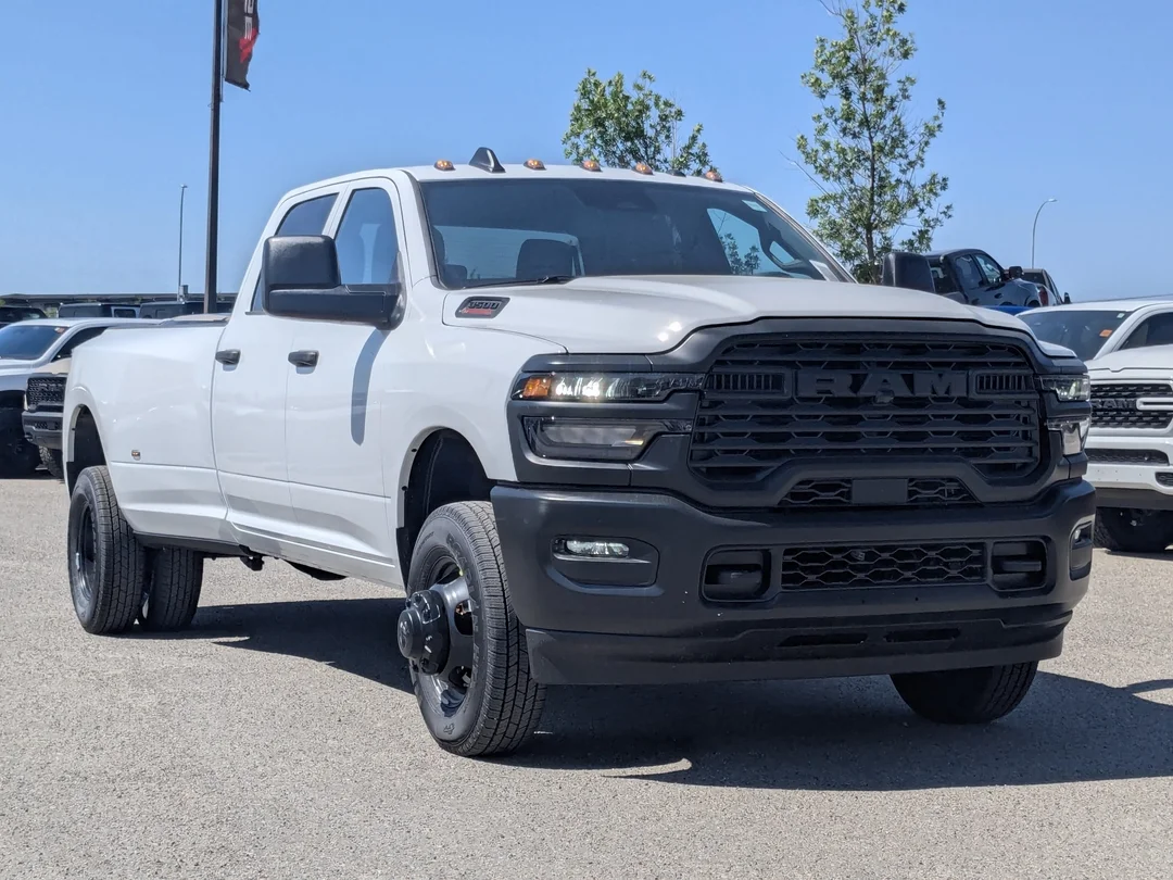 New 2026 White RAM Tradesman - - 4x4 - DUALLY - Uconnect 5 w/ 8.4 Screen - Apple CarPlay & More! image 2