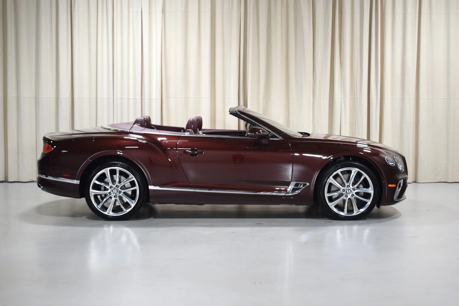 Used 2021 Red Bentley  image 5