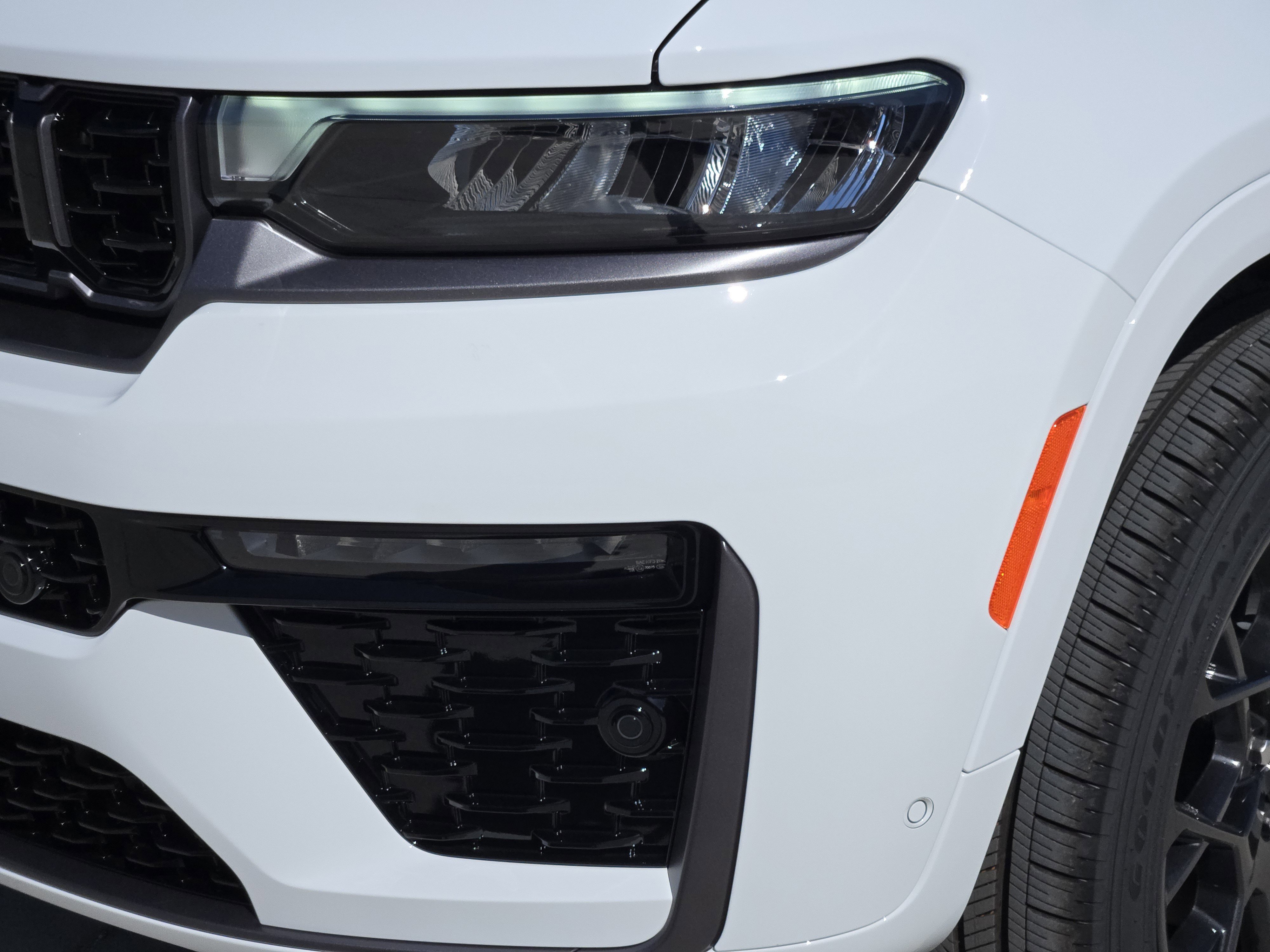 New 2026 Bright White Clear-Coat Exterior Paint Jeep Summit image 7