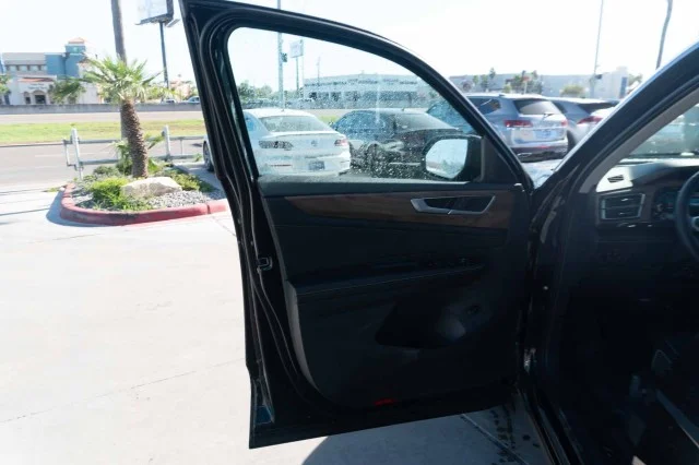 New 2026 Deep Black Pearl Volkswagen 2.0T SE w/Technology image 13