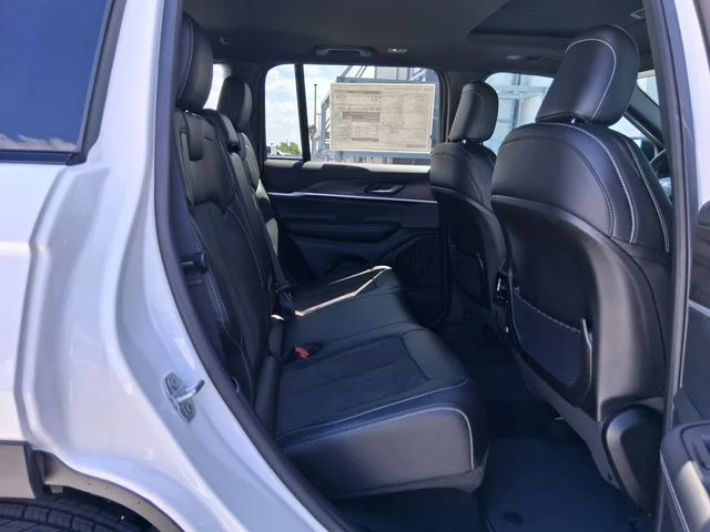 New 2026 Bright White Clear-Coat Exterior Paint Jeep Altitude image 23