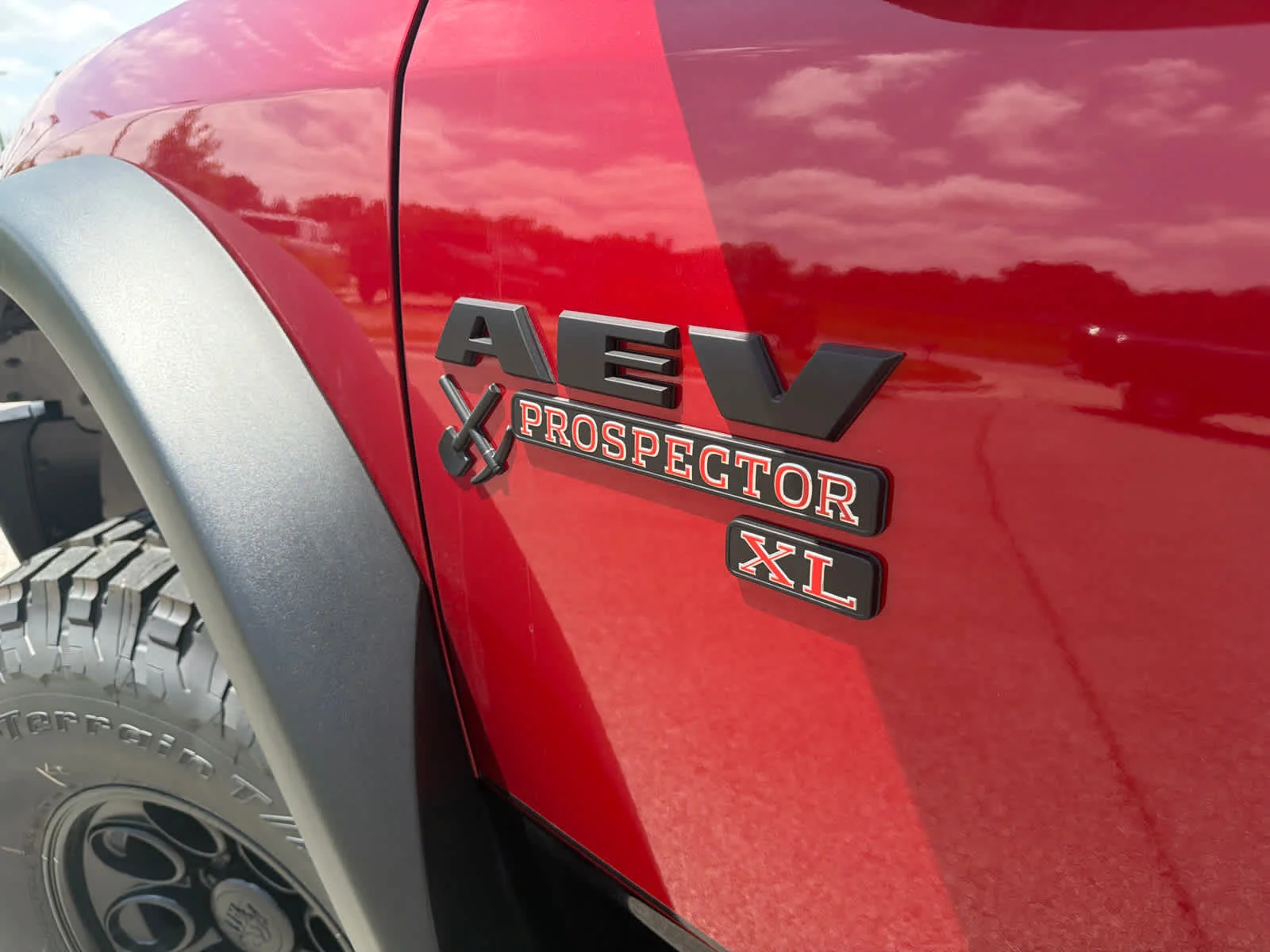 New 2026 Molten Red Pearl-Coat Exterior Paint RAM Laramie image 14