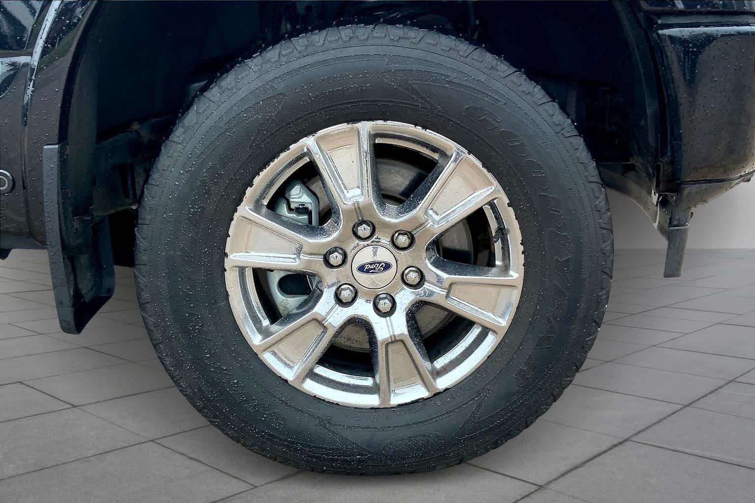 Used 2020 Agate Black Metallic Ford LARIAT image 12