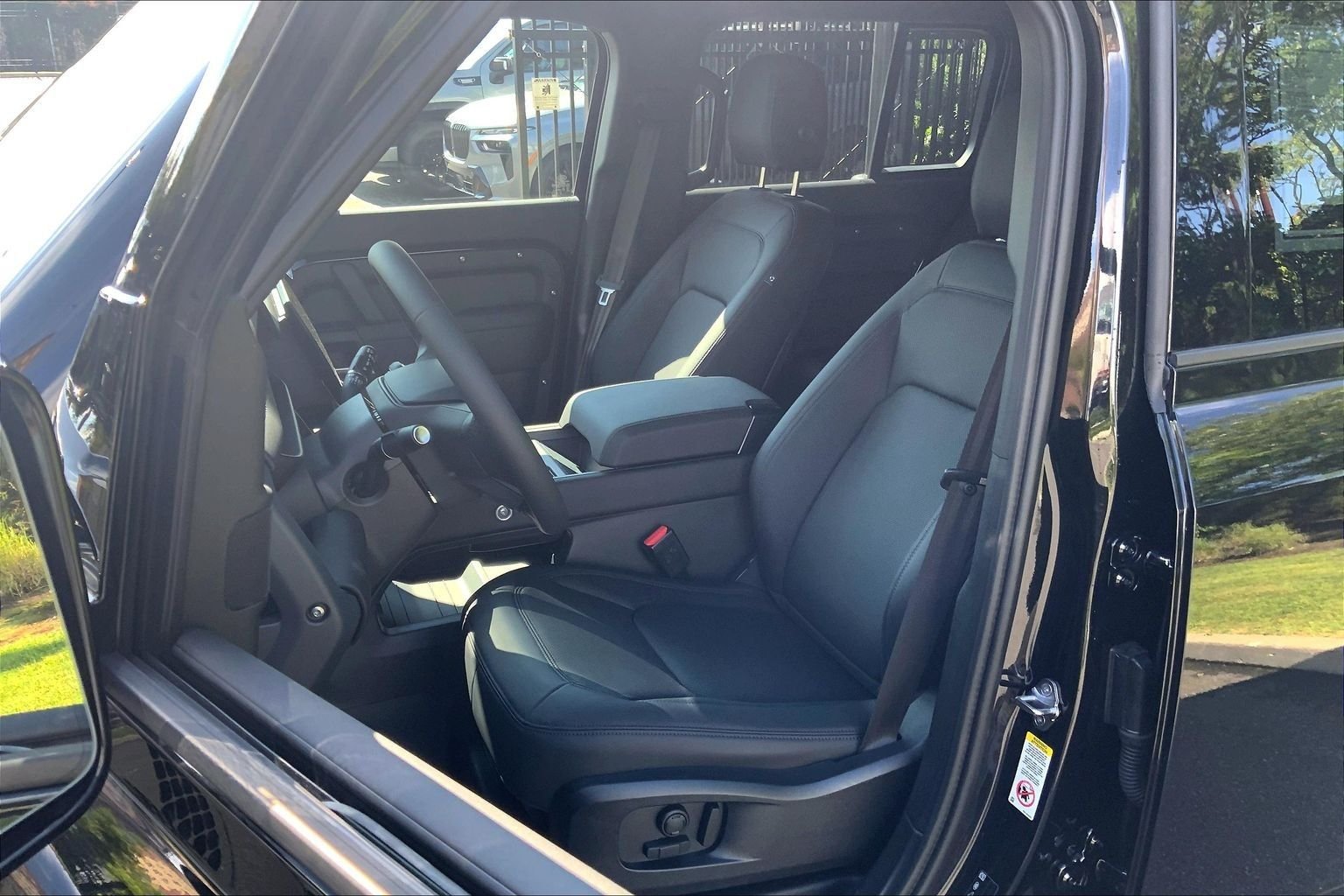 New 2026 Santorini Black Land Rover X-Dynamic SE image 9