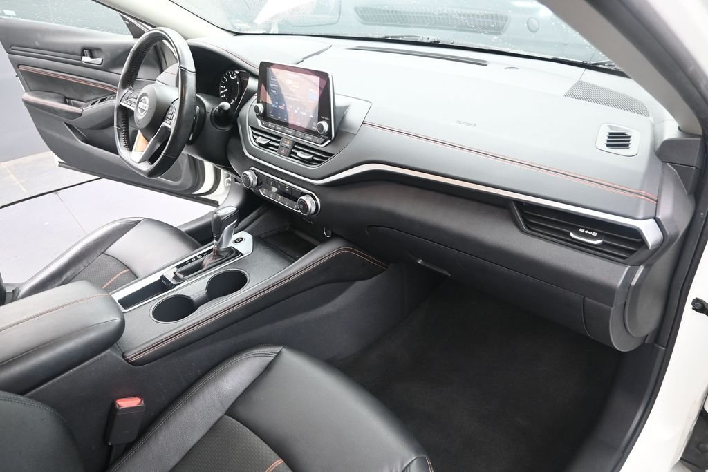 Used 2022 White Nissan 2.5 SR image 28